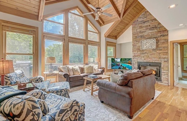 Chatham Trade- Luxury House, Mountain Gated Community, Private Hot Tub, Air Hockey Table, Indoor.
