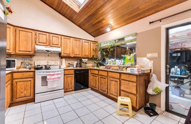 Cheap n Cozy Room in Surrey- Year End Sale