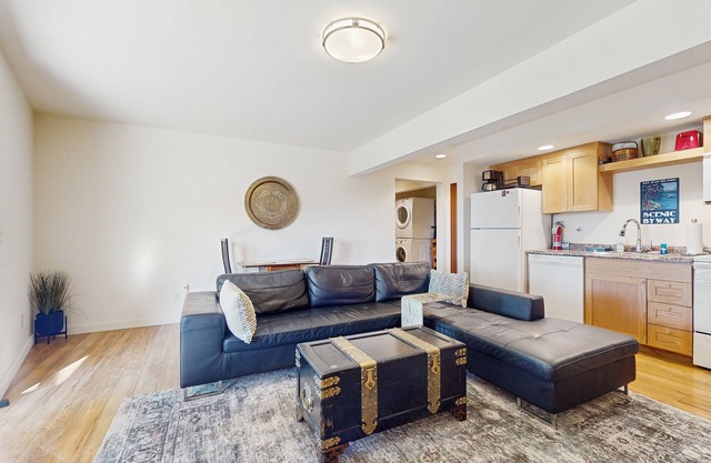 Cheerful 1-Bedroom Getaway on Orcas Island — Forest Retreat with Sound Views