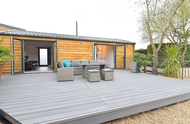 Cheerful 1BD Cottage with Parking Nr Guildford