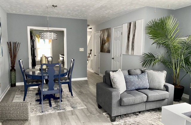 Cheerful 2-Bedroom Townhouse 5-7 minutes to Everything