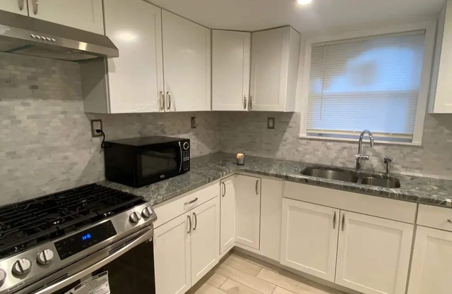 Cheerful 3 bedroom home free parking on premise