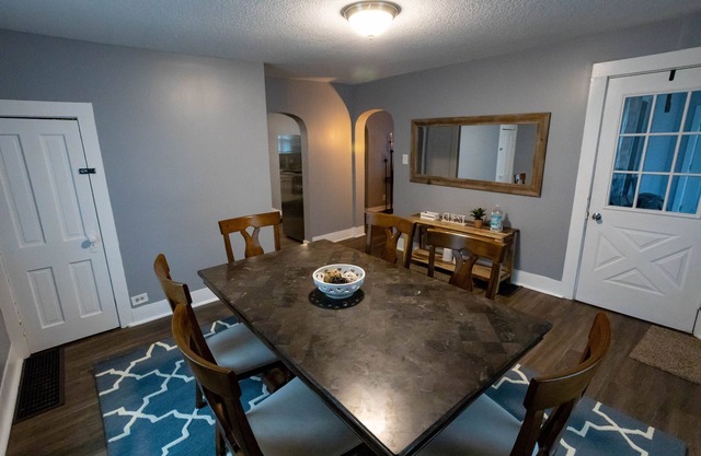 Cheerful 3-Bedroom Home on the Hill