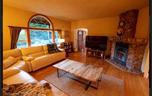 Cheerful 3 bedroom home nestled in the redwoods