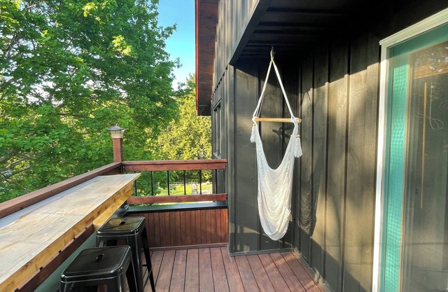 Cheerful 3 bedroom home with outdoor pool & hottub