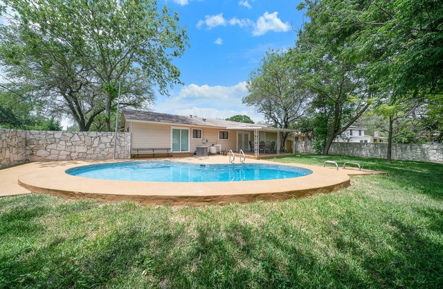 Cheerful 3-bedroom Home with a Pool! And Game room. North central!