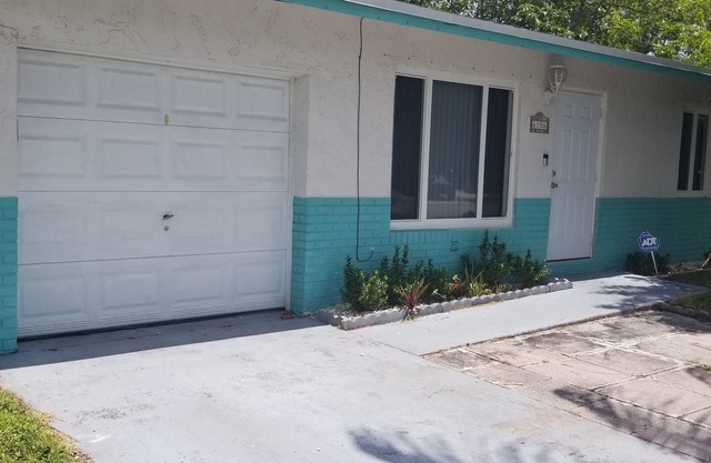 Cheerful 3 BR 15 minutes from the beach.