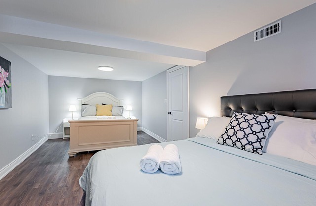 Cheerful 4 Bed 2 Bath in Downtown Etobicoke