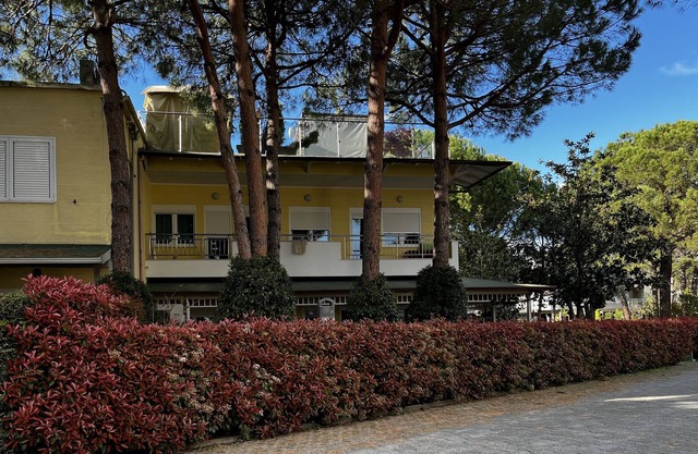 Cheerful 4-bedroom villa with garden and indoor fireplace.