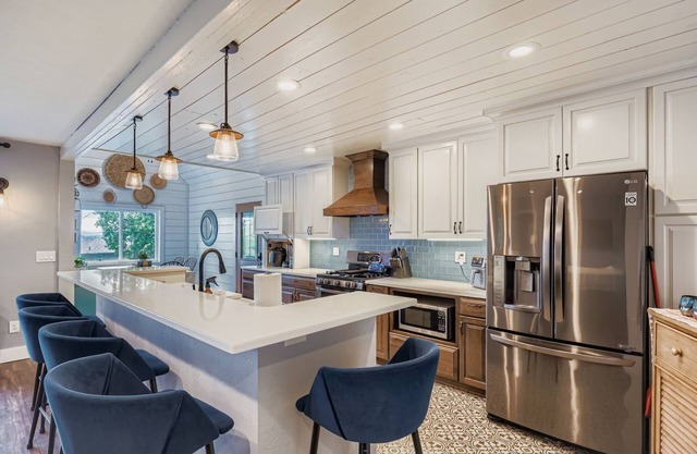 Cheerful 4bed, 2bath deck w/city views PetFriendly!
