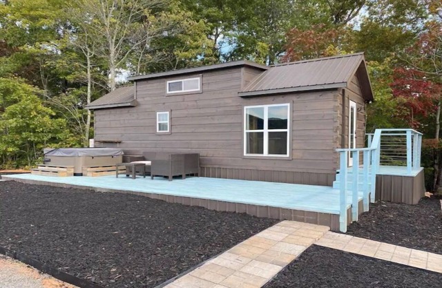 Cheerful Cabin with Mountain View & Hot Tub