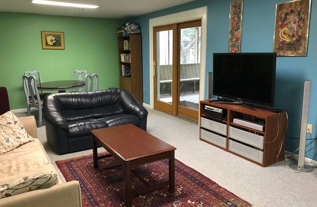 Cheerful, comfortable home in quiet lush area, 15 min from Washington DC