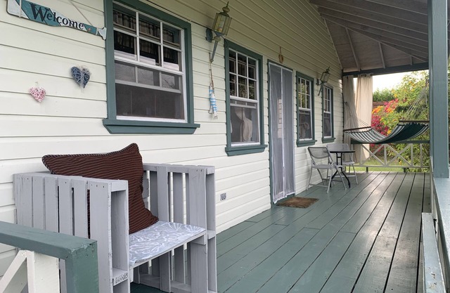 Cheerful cottage with big garden 5 min to the beach 10 min to AUA
