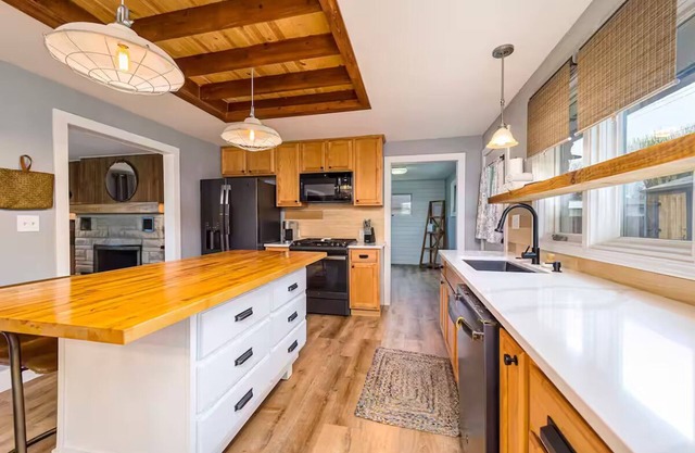Cheerful & cozy farmhouse 2 bedroom home