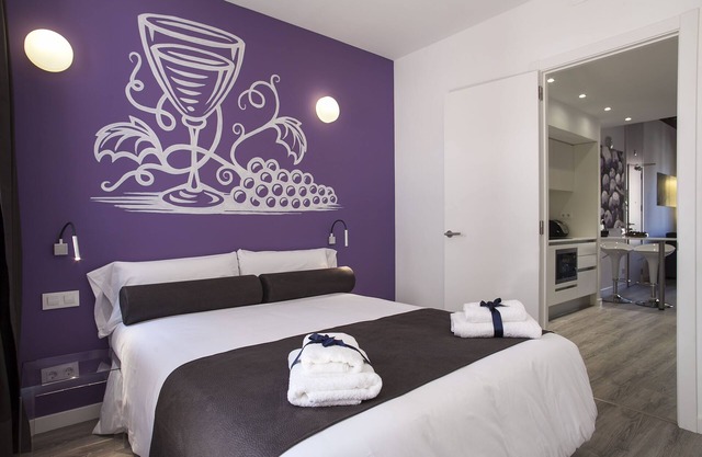 Cheerful flat up to 3 guests next to Plaza España