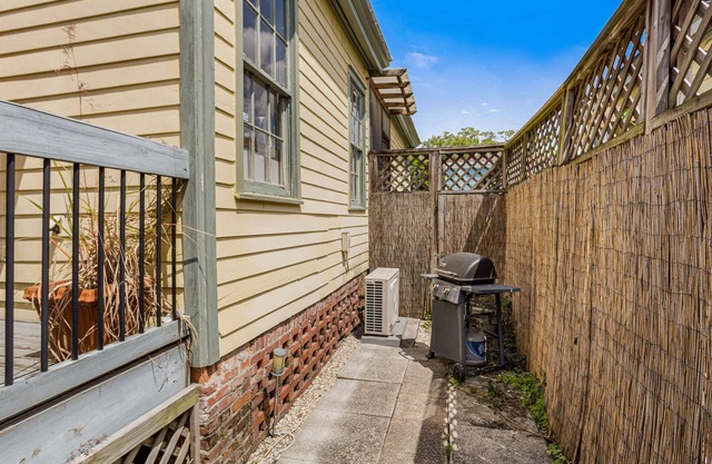 Cheerful Historic Cottage w/Courtyard + Private Parking by Lucky Savannah