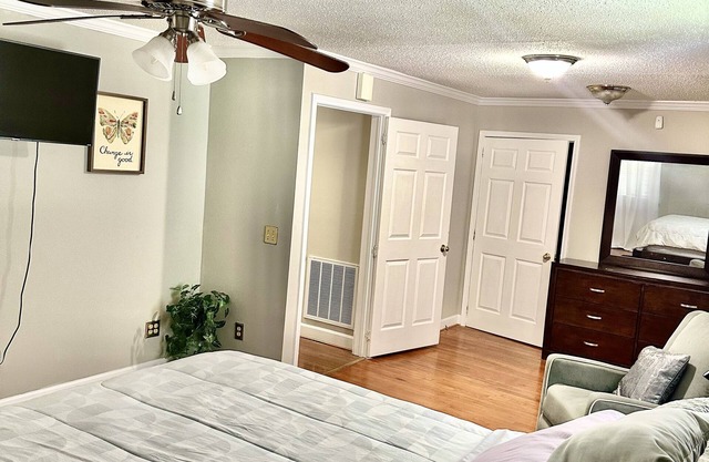 Cheerful home with plenty of privacy and entertainment room.
