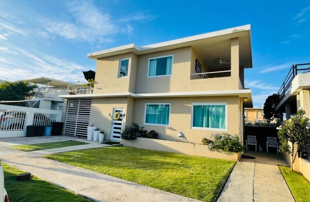 Cheerful Isla Verde Beach House 3/2, Smack in the middle of Everything!