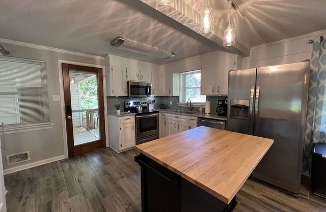 Cheerful, relaxing ranch in quiet neighborhood with fire pit
