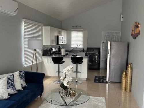 Cheerful two bedroom home close to mall and Hellshire beach