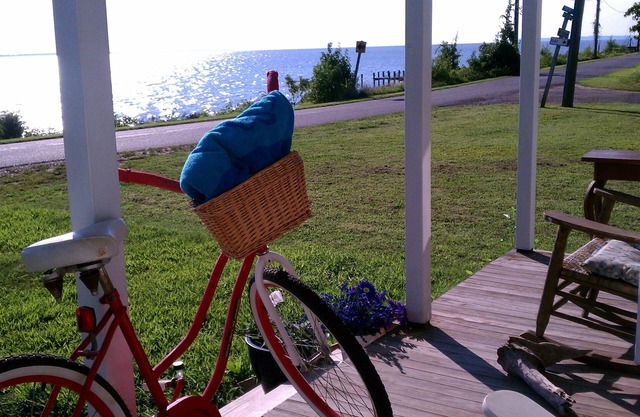 Cheerful Waterfront Cottage With Perfect Porch For Viewing
