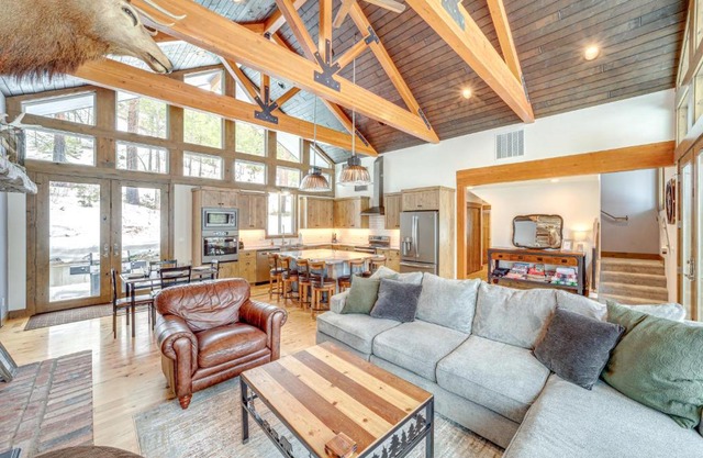 Chelan Mountain Retreat Chalet with Fire Pit!