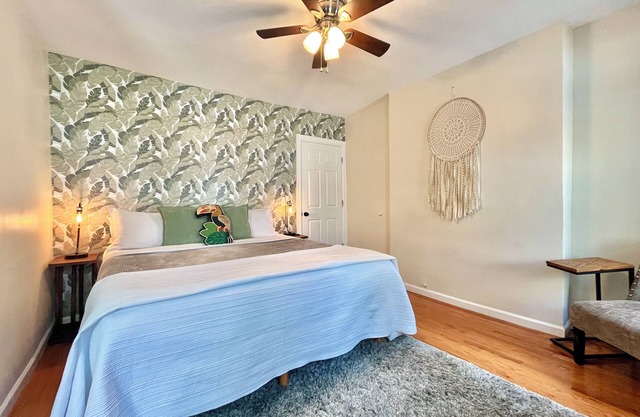 Chelsea Concrete Jungle House - Spacious 1 bedroom - Sleeps 4