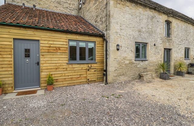 CHEQUERS BARN, pet friendly, character holiday cottage in Corsham