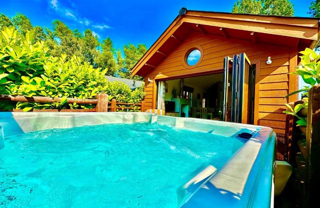 Chestnut Lodge with Hot Tub & Log Burner, close to the sea