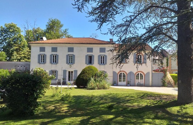 Chez Celine et Philippe chambre Marie dans propriété de charme avec piscine
