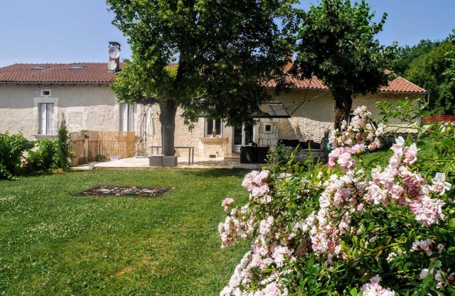 Chez "hygge en périgord", gîtes climatisés à la campagne avec piscine chauffée privatisée et balnéo en option ou déjà incluse- 1 gîte de 2 personnes, 1 jusqu'à 6 personnes et 1 jusqu'à 12 personnes