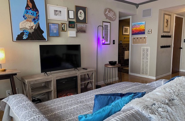 Chic 1-bedroom condo in brilliant Tulsa with AC, fitness room, WiFi, & security