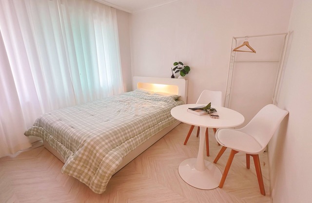 Chic 1-bedroom hotel with WiFi, AC in fabulous Seoul