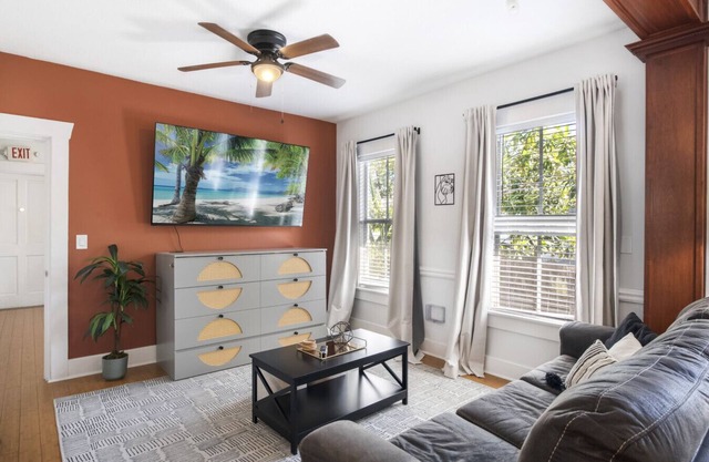 Chic 1 BR in Historic Ybor City - Sleeps 4