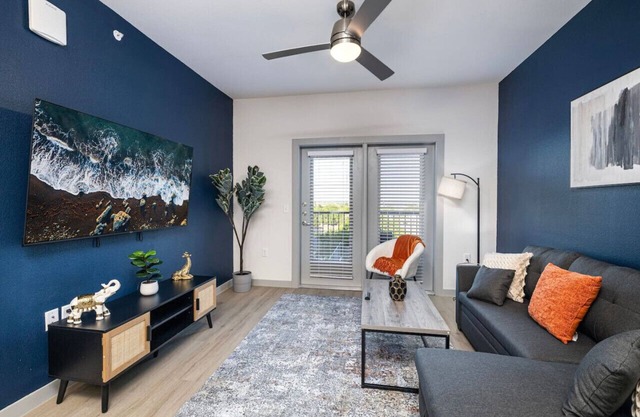 Chic 1BD: Pool, Gym & Efficient Workstation Area