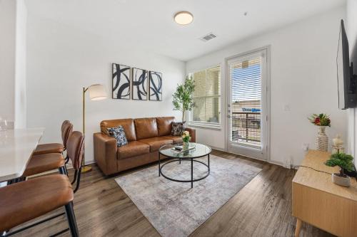 Chic 1BR Frisco Stay, King & Sofa, Pool & Gym