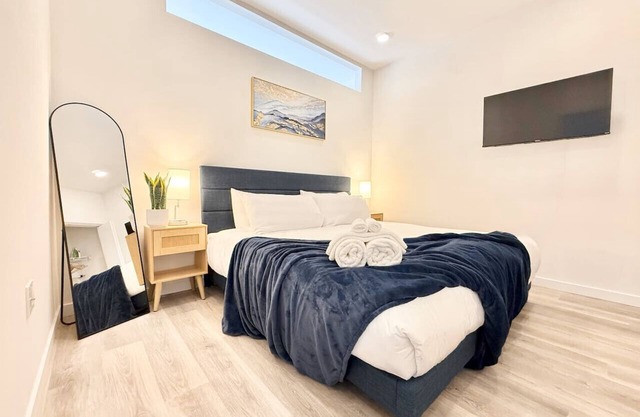 Chic 1BR Old City Apt with King Bed, City View, and Gym