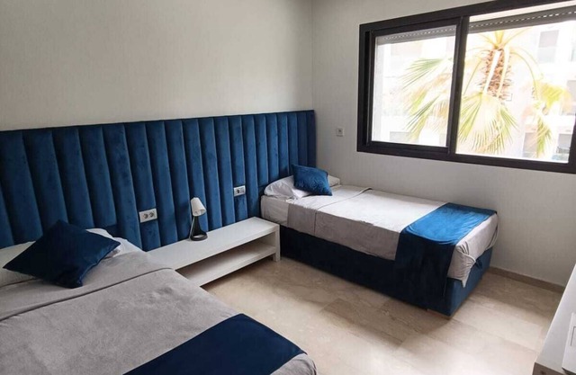 Chic 2-bedroom apartment with AC, WiF, pool and sea view, Tamaris