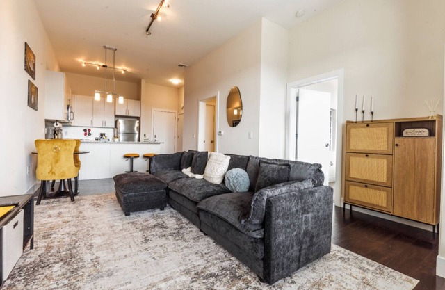 Chic 2-bedroom apartment with WiFi, AC in fabulous Norristown