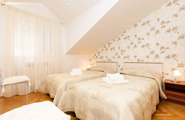 Chic 2-Bedroom Apartment, Perfect for 4