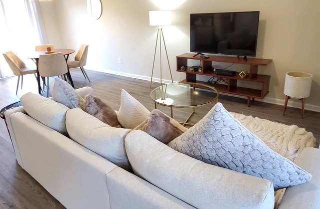 Chic and convenient 2 bedroom, 2 bathroom near downtown, Fort Jackson, and more!