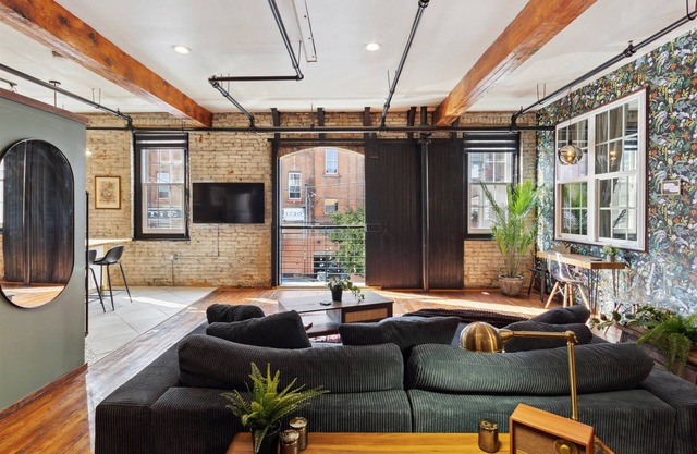 Chic Artist Flat on Fun Brewery & Restaurant Strip