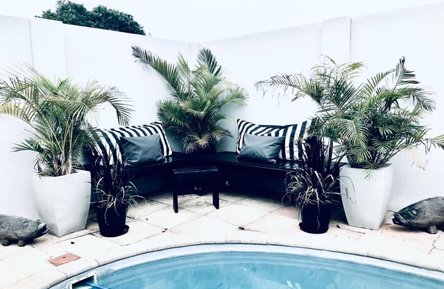 Chic Central Villa at affordable rate (pet friendly).