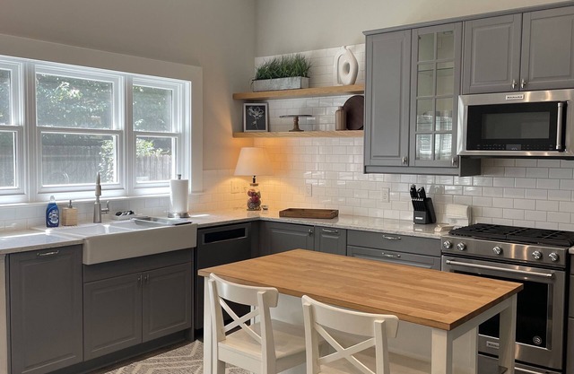 Chic Chevy Chase Bungalow, Heart of UK, Easy Trip to Downtown!