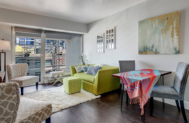 Chic Condo, views & designated EV parking in Downtown Seattle @Pike Place Market