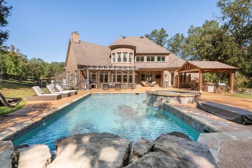 Chic Countryside Estate-Patio Heaters-Game Room-Gym-BBQ-Pool