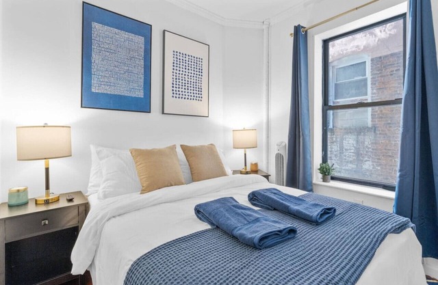Chic East Village 1BDR | Fast WiFi + Desk + Netflix + Discounts for Long Term (3+ month) Stays