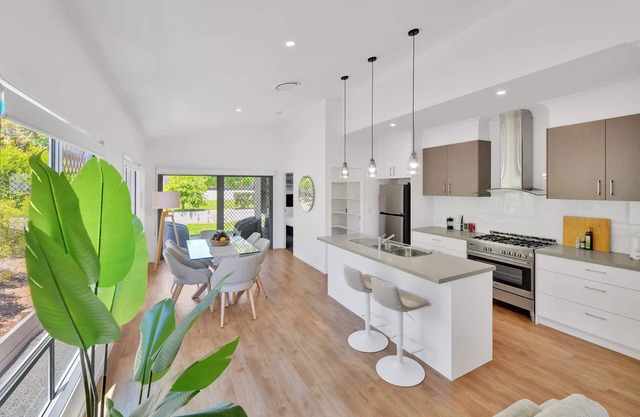 Chic Family Friendly 4BR Redcliffe Retreat & BBQ