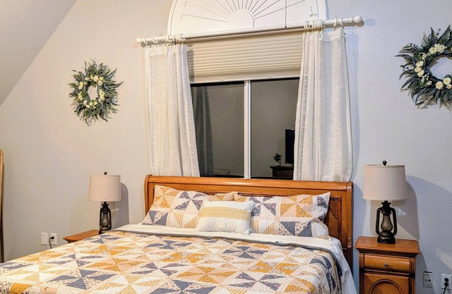 Chic farmouse 2-bedroom apartment with WiFi in Palmer