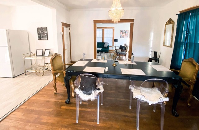 CHIC, HISTORIC, ROOMY STAY IN THE SHOALS!